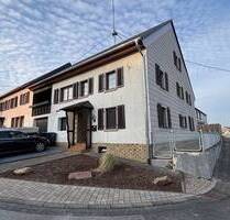 Wohnhaus mit Garten im Ortskern von Monzelfeld