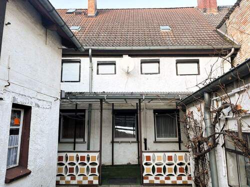 Hausrückseite mit Terrasse - 