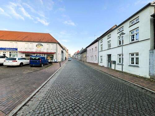 Straßenansicht - 7 Zimmer Mehrfamilienhaus, Wohnhaus zum Kaufen in Penzlin