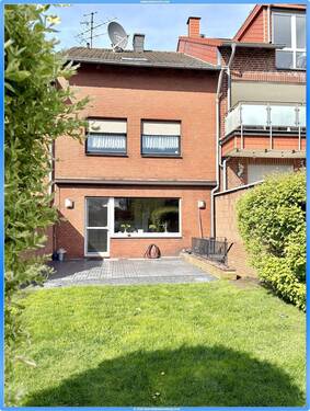 Gartenansicht - Stilvolles Split-Level Reihenmittelhaus mit Garten und Garage