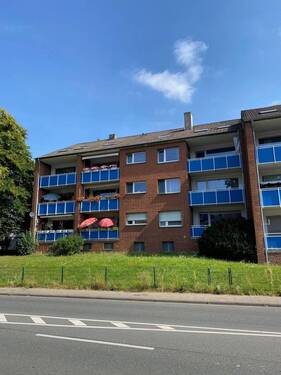 Hausansicht.jpg - 2 Zimmer Erdgeschosswohnung mit Balkon und optional einer Garage
