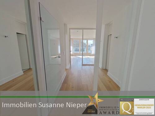 Eingangsbereich - Exklusive Wohnqualität mitten in Ohligs. Mit Aufzug, Einbauküche, Garage und Wallbox