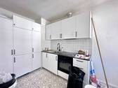 Moderne EBK mit Sitzmöglichkeit - 