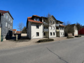 Seitenansicht mit Hofeinfahrt - 3 Zimmer Etagenwohnung zur Miete in Sondershausen
