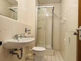 Bad mit Dusche - 