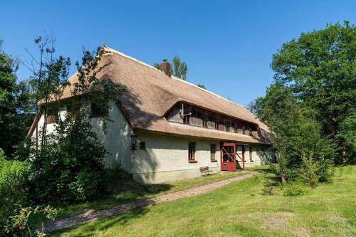 Ansicht Eingang - Reetdachhaus am See mit Potential inkl. Ferienwohnung, Stallungen, Weide und Wald