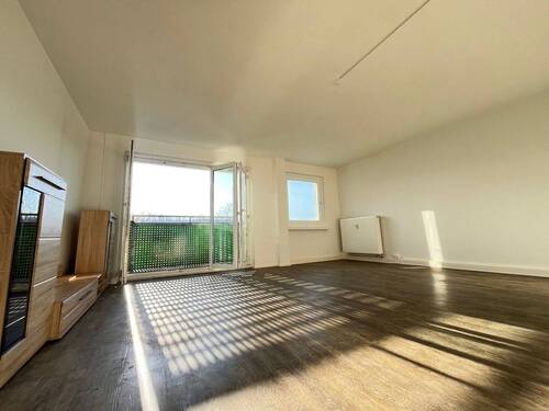 Wohnzimmer mit Blick zum Balkon - 2 Zimmer Etagenwohnung zur Miete in Chemnitz