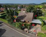 Drohnenansicht - Ein Zuhause mit Weitblick - Einfamilienhaus mit Panorama-Aussicht und großem Garten, 360°-Rundgang
