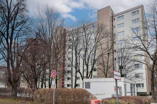 Hausansicht - 3-Zi.-ETW mit Loggia und Freistellplatz in ruhiger Lage von Englschalking