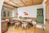 Esszimmer mit Kachelofen - 