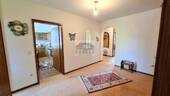 Diele / Flur - Helle und geräumige 3-Zimmer Wohnung mit Lift, Balkon, Carport