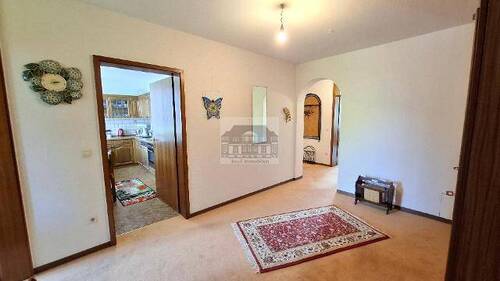 Diele / Flur - Helle und geräumige 3-Zimmer Wohnung mit Lift, Balkon, Carport