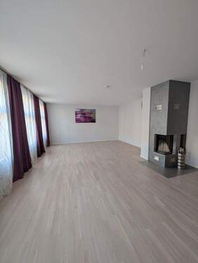 Wohnzimmer mit Kamin - 4 Zimmer Etagenwohnung zum Kaufen in Berlin