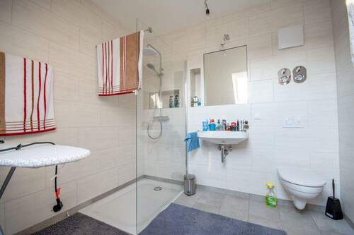 Bad mit Dusche und Waschmaschinenanschluss - 