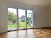 Wohnbereich mit Zugang in den Garten - 