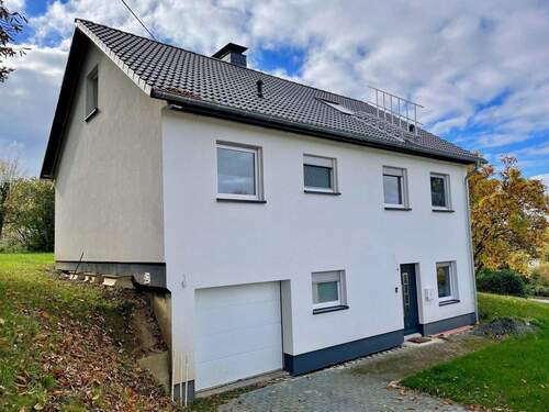 Garage mit Sektionaltor im KG - 5 Zimmer Einfamilienhaus in Wiehl