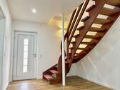 Diele mit moderner Treppe ins EG - Einfamilienhaus mit 125,00 m² in Wiehl zum Kaufen