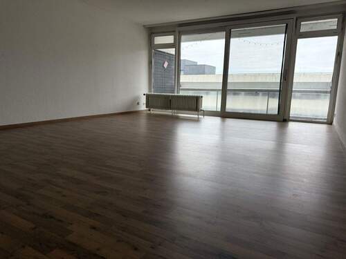 Wohnzimmer - großzügige 2-Zimmer-Wohnung mit EBK, Balkon & Aufzug - barrierefreier Zugang