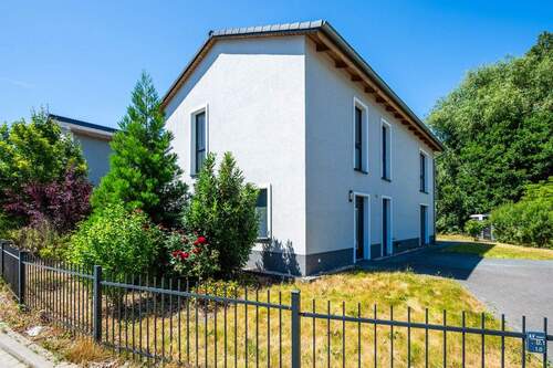 Fassade - Traumhaft idyllisch: Gepflegtes Einfamilienhaus mit Garten, EBK, Parkett - bezugsfrei