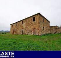 Renovierungsbedürftiges toskanisches Landhaus in Lajatico in der Toskana.