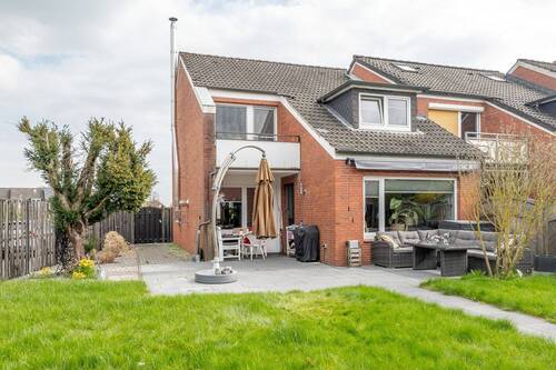 Hinteransicht - Umfassend renoviertes Endreihenhaus mit moderner Ausstattung und Gartenparadies