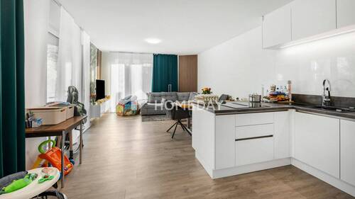 Wohnzimmer 1 - Neuwertige Traumwohnung mit PKW-Stellpatz, großer Loggia & Blick ins Grüne 