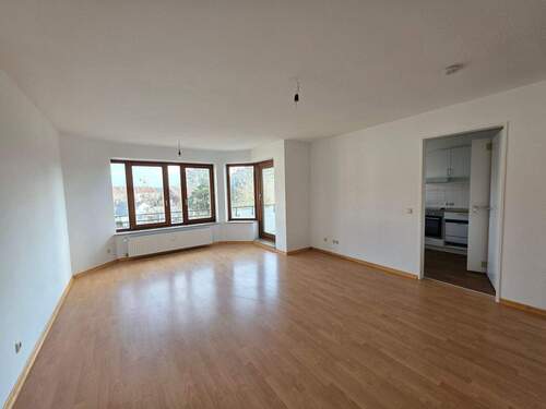 Helles Wohnzimmer mit Balkon - 2 Zimmer Etagenwohnung zur Miete in Unterhaching