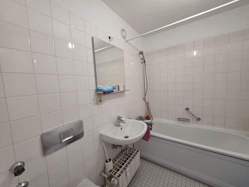 Helles, weißes Badezimmer - 