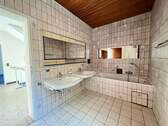 mit Badewanne, zwei Waschbecken - 