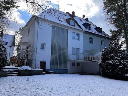 Hausansicht - 6 Zimmer Doppelhaushälfte in Nürnberg