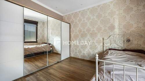 1. OG Schlafzimmer 1 - 