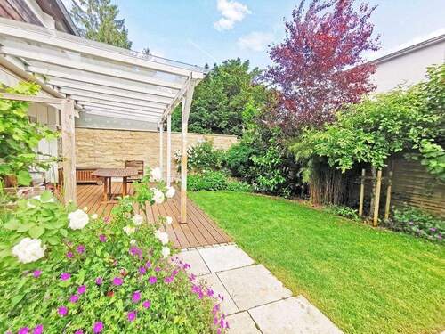Terrasse mit Gartenblick - Ruhige Doppelhaushälfte mit überdachter Terrasse und eigenem Pool....