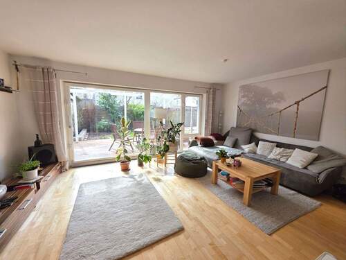Helles Wohnzimmer mit Terrasse - 
