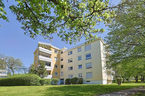 Gepflegte Hausansicht - Lichtdurchflutete Wohnung mit großem Balkon und Blick ins Grüne