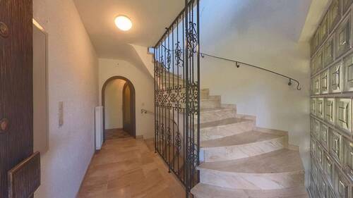 Treppenhaus EG - 1 Zimmer Mehrfamilienhaus, Wohnhaus in Schwarzenbruck