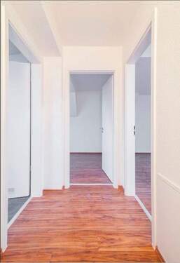 Gang zu Schlafzimmer - 3 Zimmer Etagenwohnung zum Kaufen in Radebeul