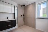 Bad mit Dusche & Fenster (EG) - 
