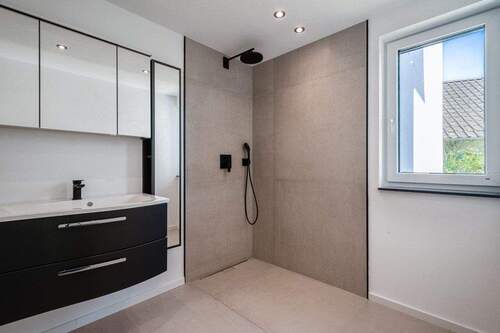 Bad mit Dusche & Fenster (EG) - 