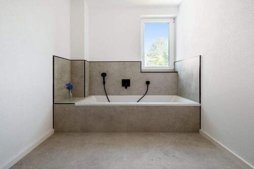 Bad 1 mit Badewanne, Dusche & Fenster (OG) - 