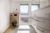 Bad 2 mit Dusche & Fenster (OG) - 