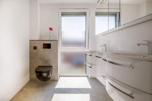 Bad 2 mit Dusche & Fenster (OG) - 