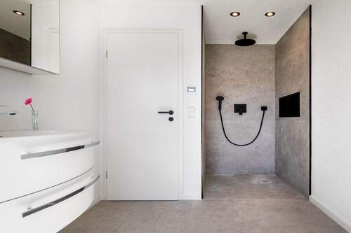 Bad 2 mit Dusche & Fenster (OG) - 