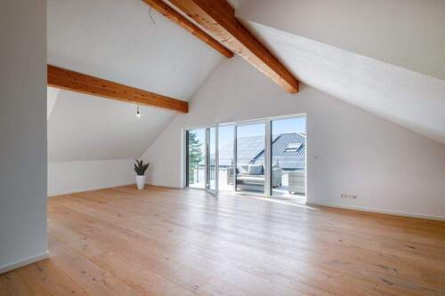 großes Wohn-/Esszimmer mit offener Küche (DG) - 