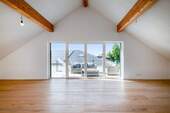 Wohn-/Esszimmer mit Balkon (DG) - 