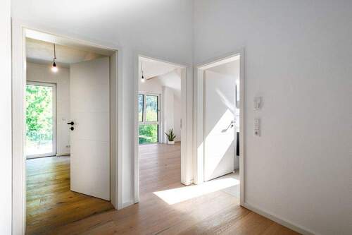 lichtdurchflutete Wohnräume mit hohen Decken - 