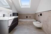 Bad mit Badewanne, Dusche & Fenster (DG) - 