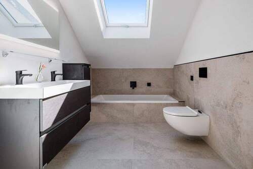 Bad mit Badewanne, Dusche & Fenster (DG) - 