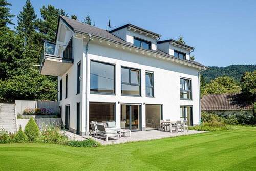 moderne Immobilie (KfW55) - 9 Zimmer Mehrfamilienhaus, Wohnhaus zum Kaufen in Badenweiler