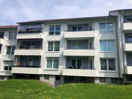 Charmante Rückseite mit Balkonen auf jeder Etage – ideal zum Durchatmen und Entspannen - 4 Zimmer Etagenwohnung in Korbach