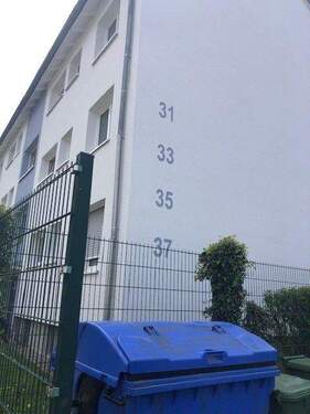 Seitenblick auf das Mehrfamilienhaus - 